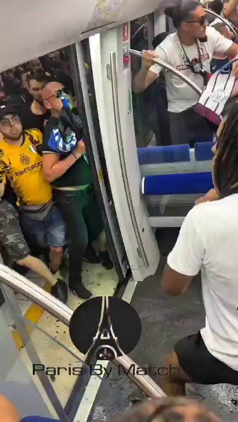 Şampiyonlar Ligi Finali Öncesinde Metroda Çıkan Taraftar Kavgası