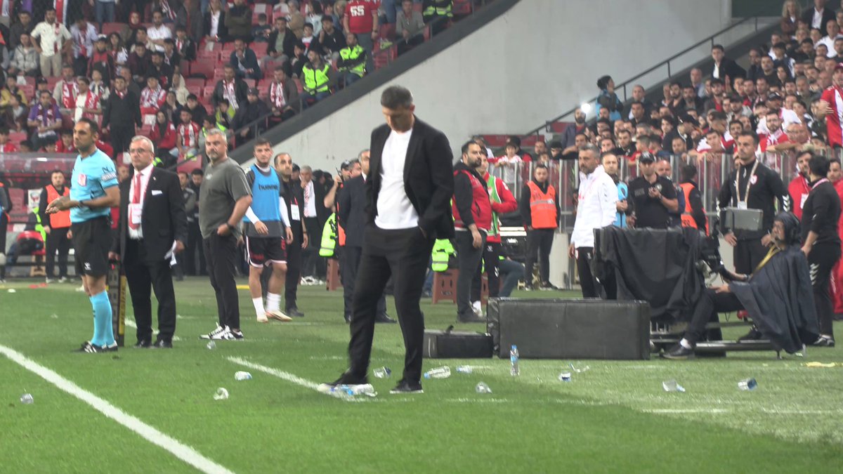 Kayserispor Teknik Direktörüne Taraftarlardan Tepki: Jakirovic Kırmızı Kart Gördü