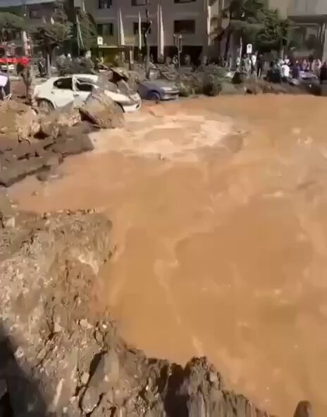 Tahran'da Altyapı Borularının Patlamasıyla Sokaklar Su Altında