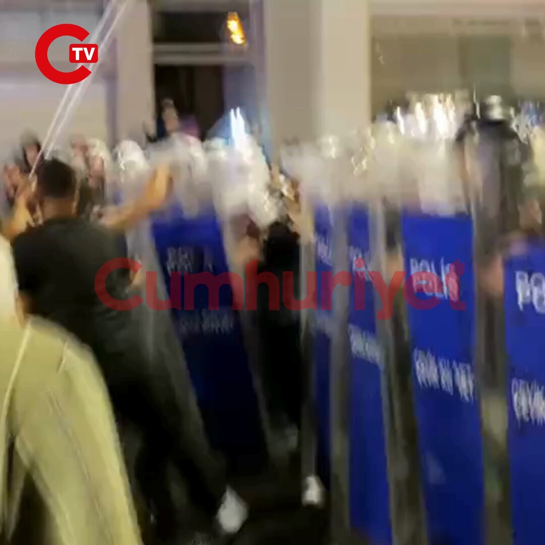Taksim'de Polisle Kalabalık Arasında Gerginlik