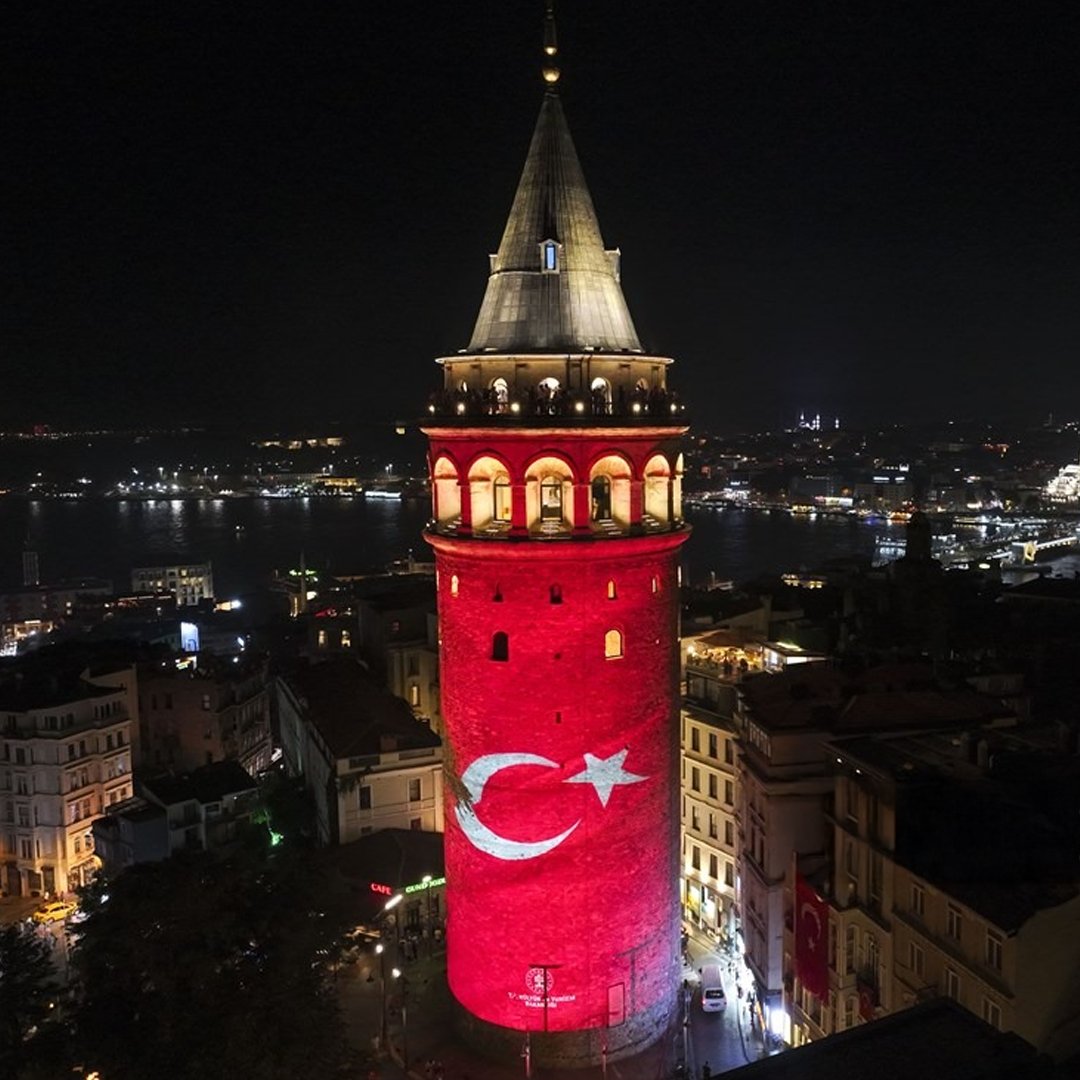 Galata Kulesi, 30 Ağustos Zafer Bayramı'nda Türk Bayraklarıyla Işıklandı