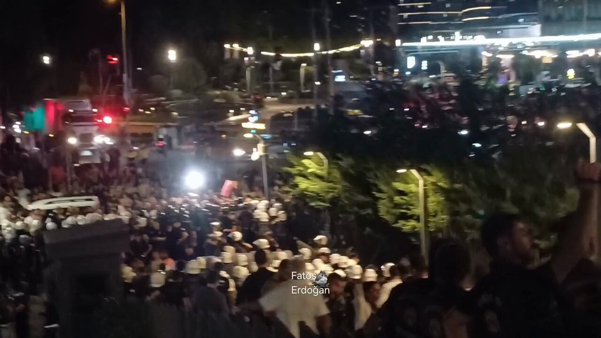 CHP İstanbul İl Başkanlığı Önünde Polis Barikatı Kuruldu