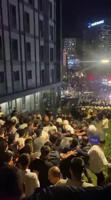 CHP İstanbul İl Başkanlığı Önünde Polis Müdahalesi