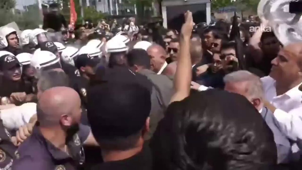 CHP İstanbul İl Başkanı Gürsel Tekin İl Binasına Girdi