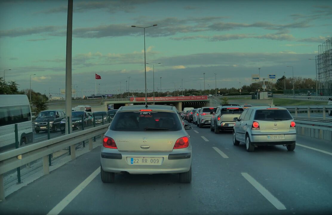 İstanbul'da Tesla Otopilot Modundayken Kontrolden Çıktı