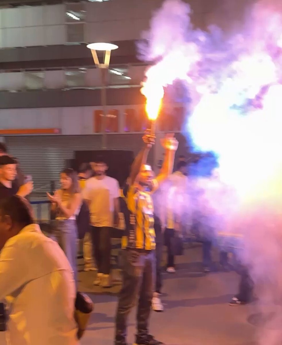 Fenerbahçe Taraftarları Sadettin Saran'ın Başkanlığını Coşkuyla Kutluyor