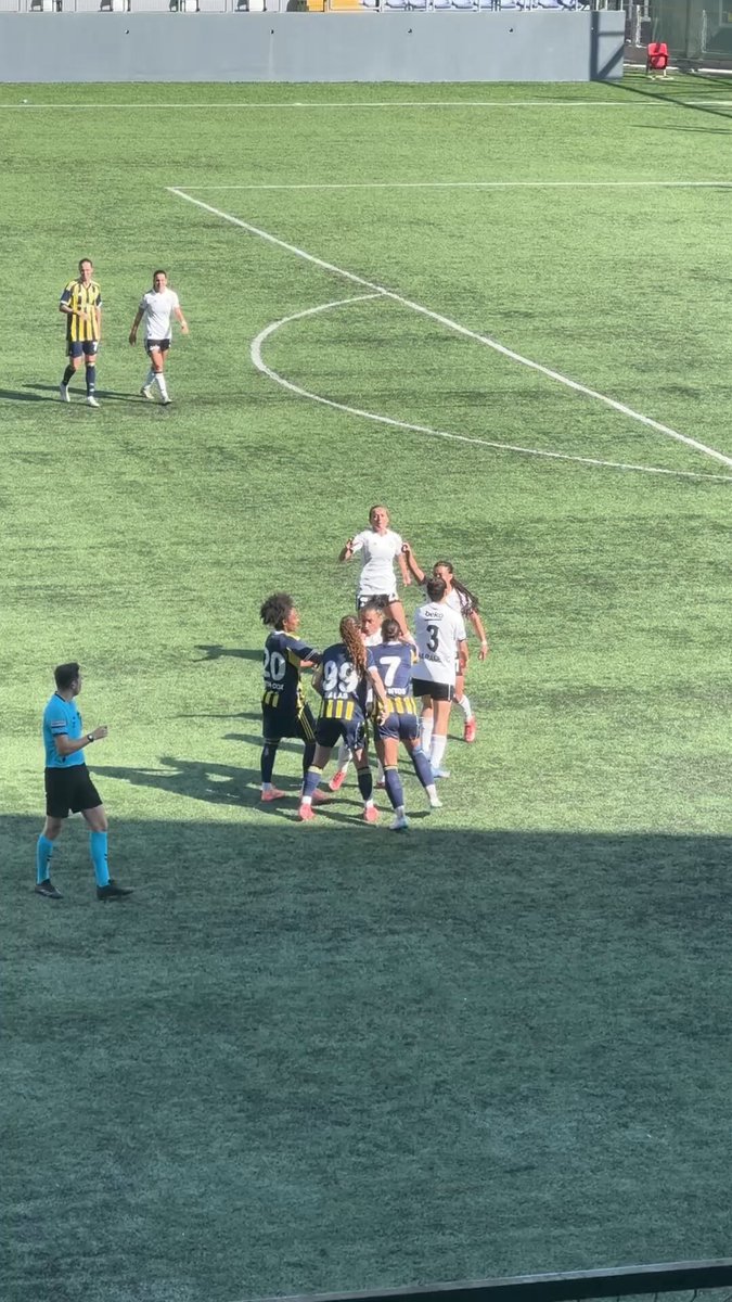Beşiktaş ve Fenerbahçe Kadın Futbol Takımları Arasında Sahada Gerginlik