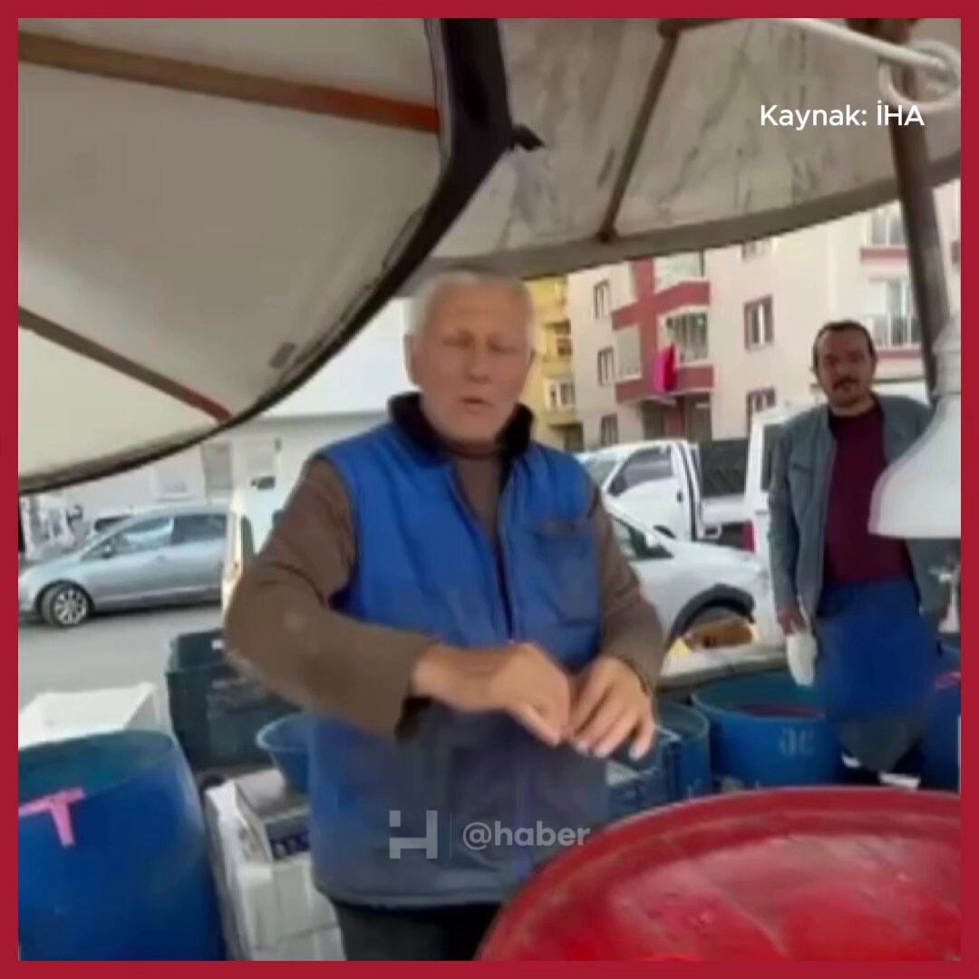 Ankara'da Balıkçı, Tazeliğini İspatlamak İçin Çiğ Hamsi Yedi
