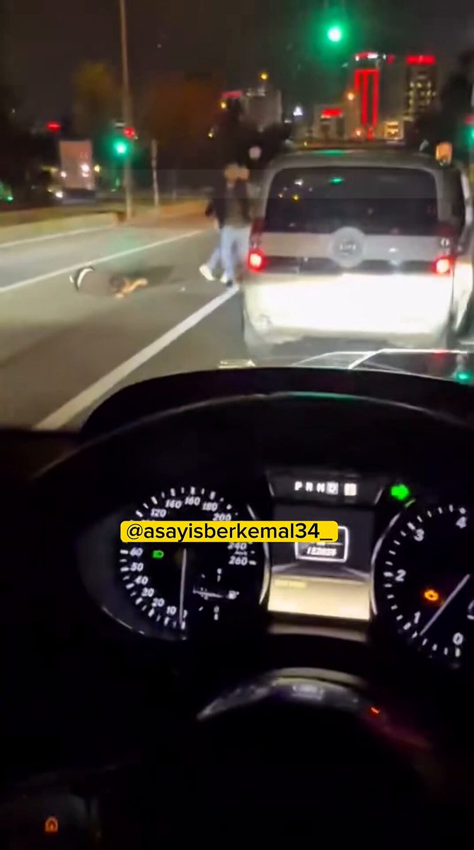 İstanbul'da Grup Saldırısı: Bir Kişi Darbedilerek Yolda Bırakıldı