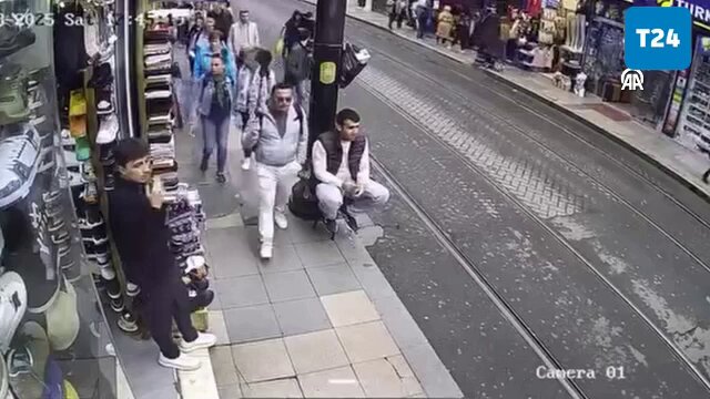 İstanbul'da Tramvay Yolundaki Ççocuk Son Anda Kurtarıldı