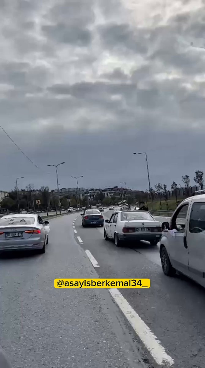 İstanbul'da Düğün Konvoyu Trafikte Tehlike Yarattı
