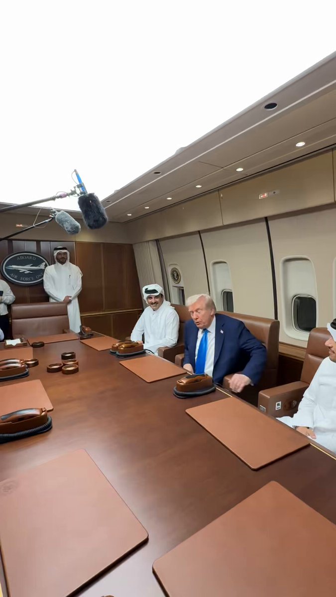 Trump ve Katar Emiri Air Force One'da Görüştü