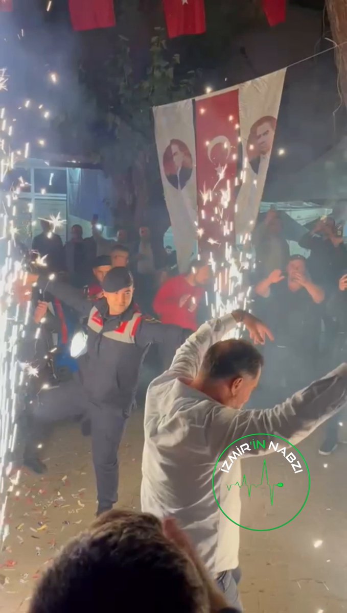 İzmir'de Jandarma ve Vatandaşların Sıcak Buluşması: Zeybek Halkası