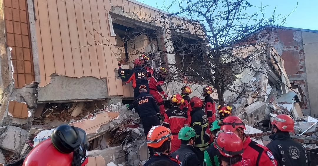 Gebze'de Bina Çöktü: 5 Kişi Enkaz Altında