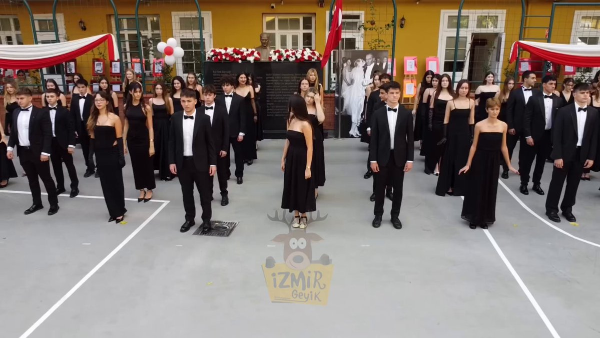 İzmir Saint Joseph Lisesi Öğrencilerinden 29 Ekim Coşkusu: Zeybekle Kutlama