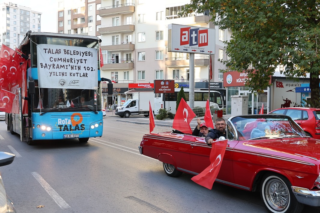 Talas'ta 29 Ekim Cumhuriyet Bayramı Renkli Klasik Otomobil Konvoyu ile Kutlandı