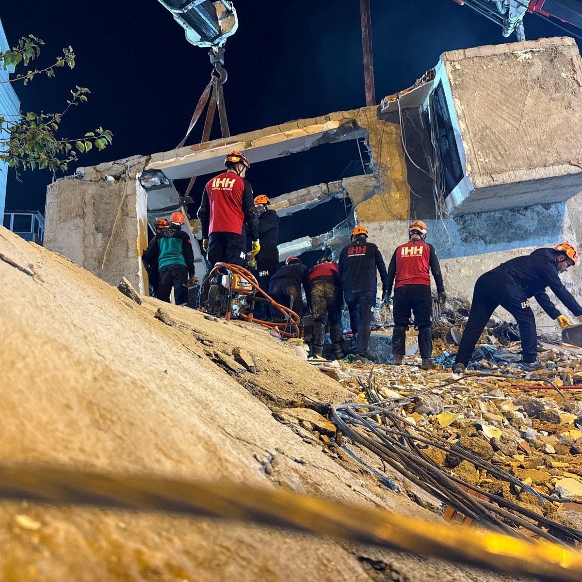 Gebze'deki Enkazdan 19 Saat Sonra Anne Emine Bilir'in Cansız Bedenine Ulaşıldı