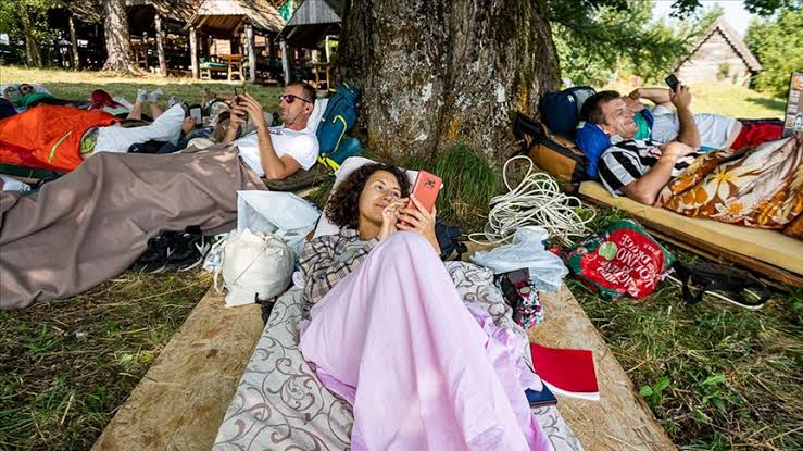 Karadağ'da Tembellik Şampiyonu: 51 Saat Hareketsizlikle 2000 Euro Kazandı