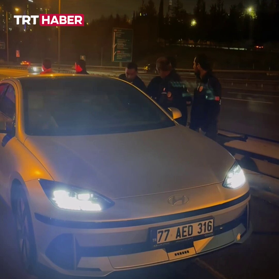 İstanbul TEM Otoyolu'nda Uyuyakalan Sürücüye Cam Kırılarak Müdahale Edildi