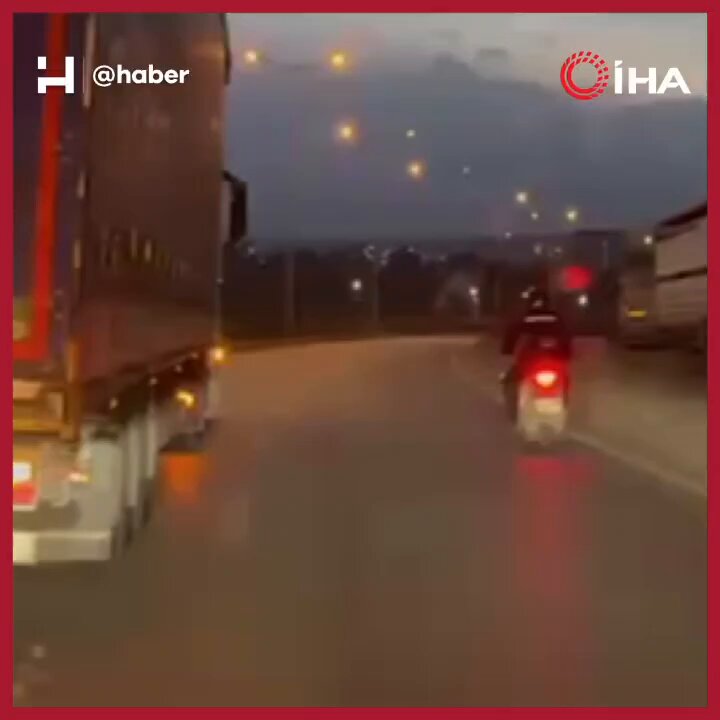 Hatay'da Fırtınada Zor Anlar Yaşayan Motosiklet Sürücüsüne TIR Şoföründen Kritik Destek