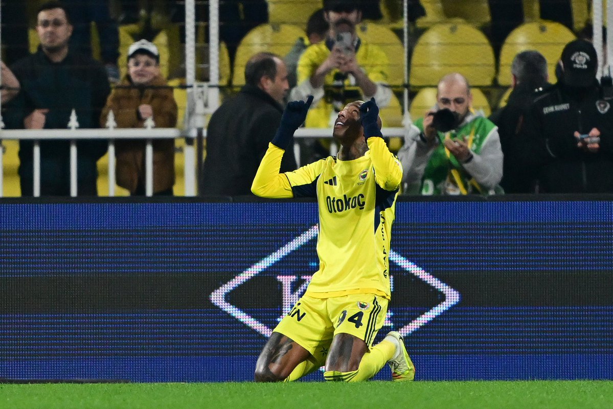 Fenerbahçe, Konyaspor'u 3-0 Mağlup Etti