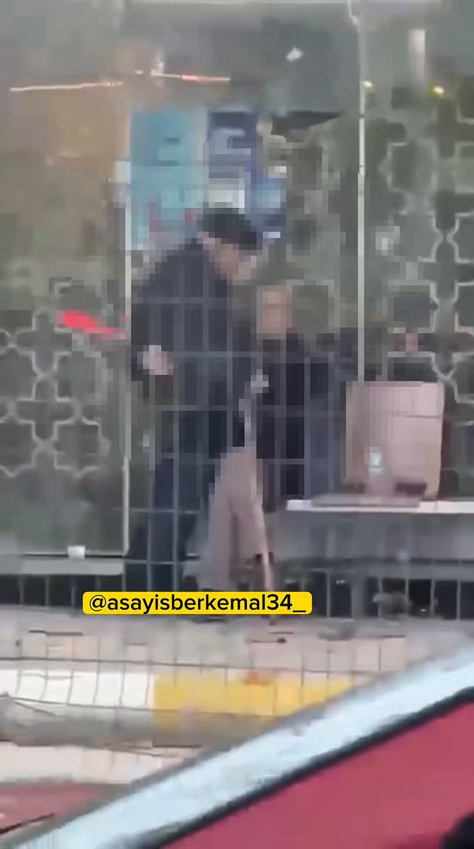 Tokat'ta Durakta Bekleyen Yaşlı İki Kişinin Uygunsuz Hareketleri Görüntülendi