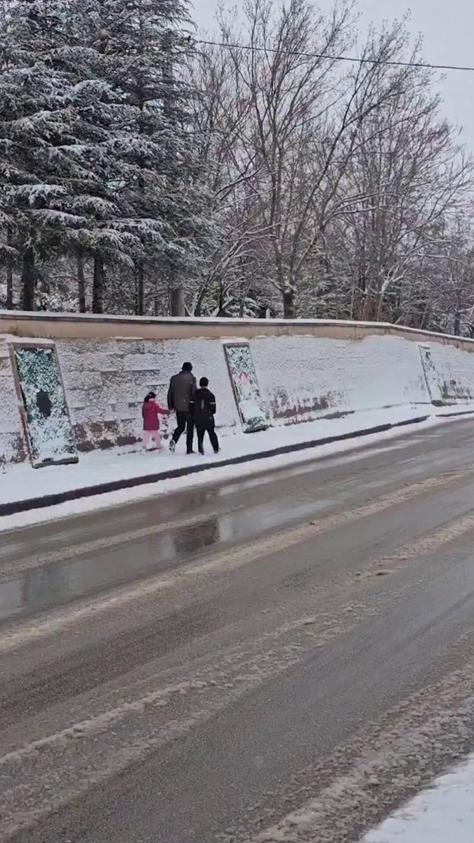 Aksaray'da Küçük Kızın Bayrak Sevinci: Karla Kaplı Bayrağı Temizleyip Öptü