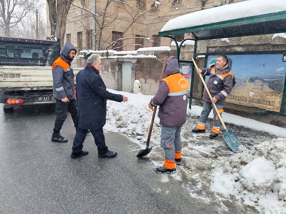 Talas Belediyesi Ekipleri Kış Şartlarında Zorlu Mücadele Veriyor