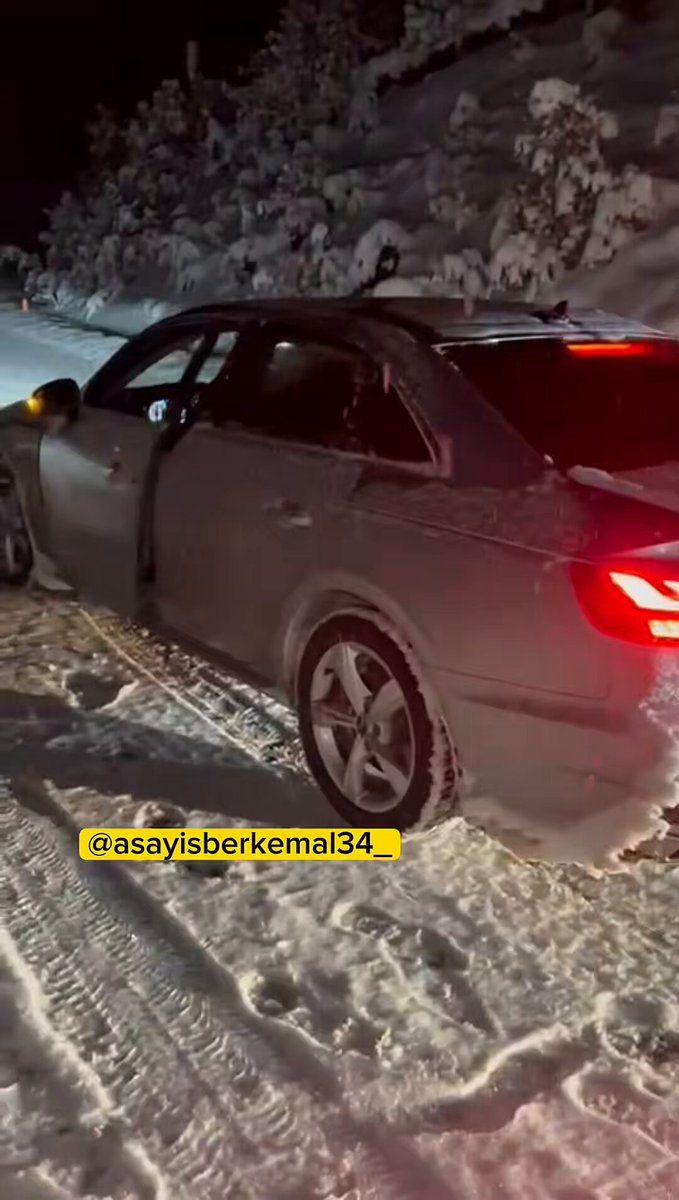 Tokat'ta Karlı Yokuşta Mahsur Kalan Tır, Araç Tarafından Kurtarıldı