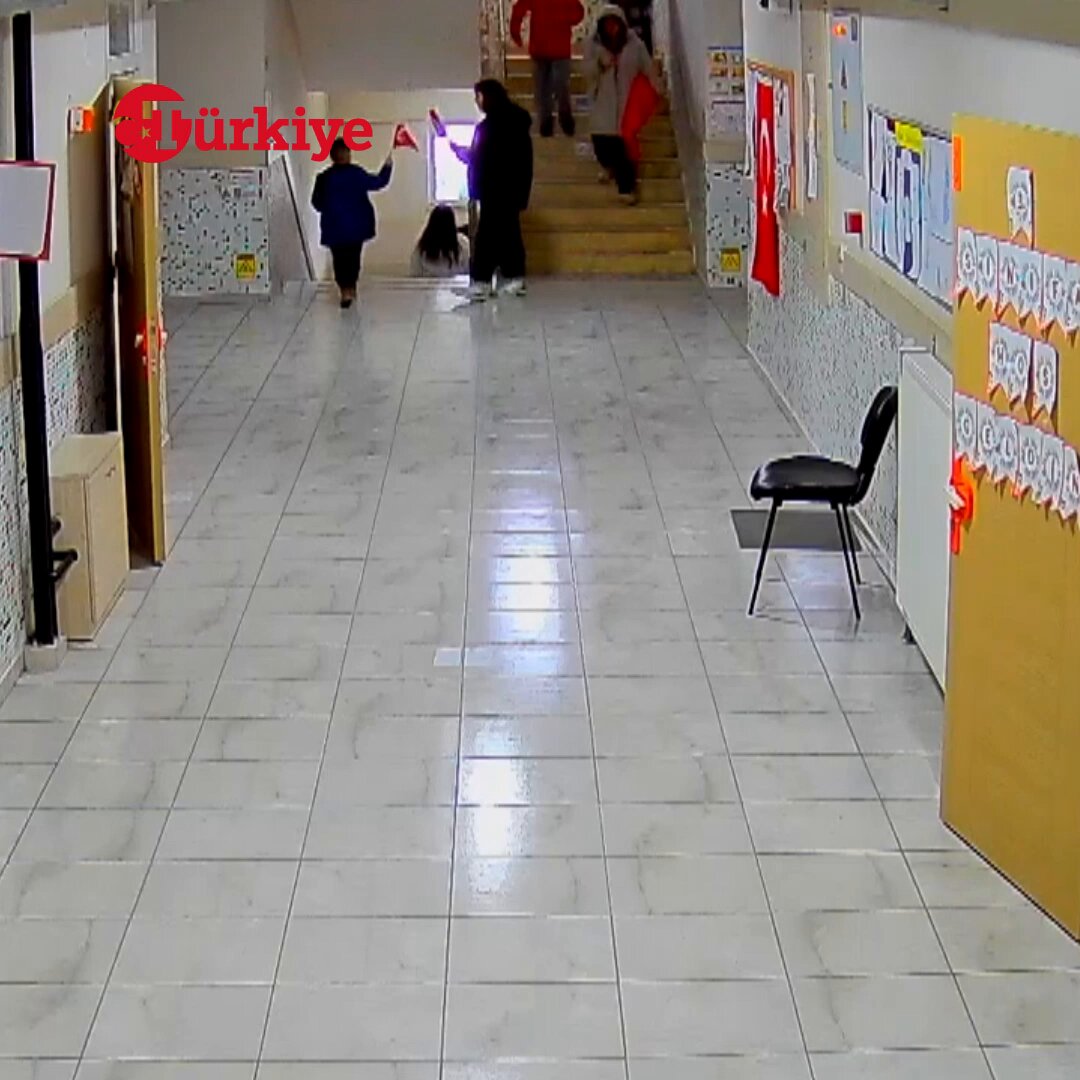 Uşak'ta İlkokul Öğrencilerinin Bayrak Sevgisi Teneffüste Gözler Önüne Serildi