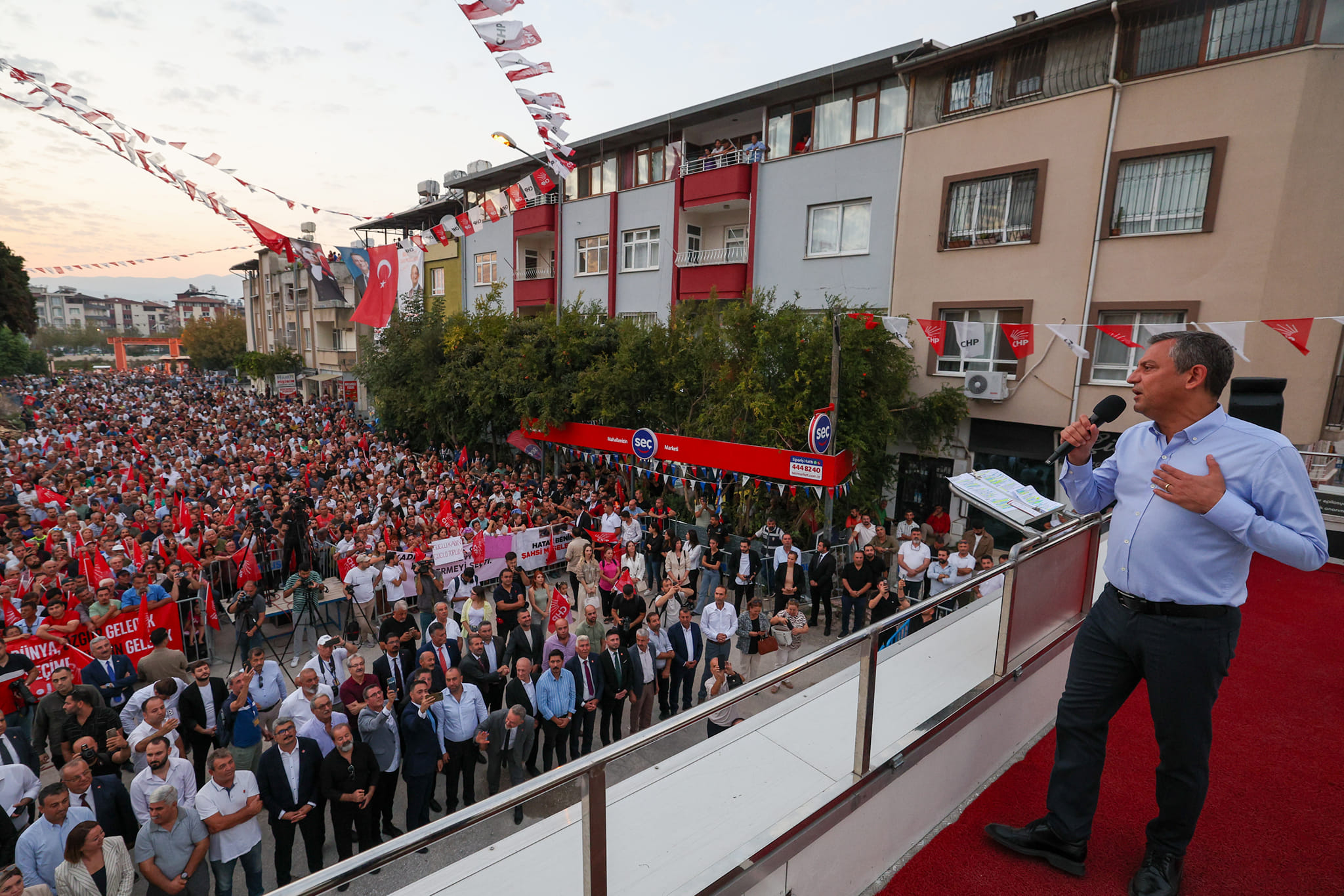 CHP Genel Başkanı, Hatay İl Başkanlığını ziyaret etti ve Hatay'da yaşanan sıkıntıları eleştirdi