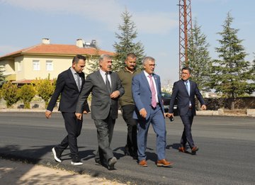 Niğde Valisi Cahit Çelik, Koyunlu Köyü’nde Asfaltlama Çalışmalarını İnceliyor