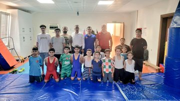 Adana Gençlik ve Spor İl Müdürü Muzaffer Çintimar spor salonunda zemin yenileme çalışmalarını inceledi