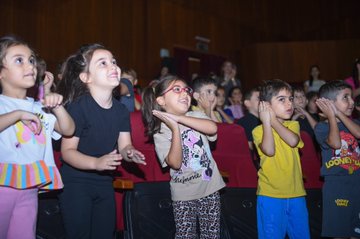 Seyhan Belediyesi Şehir Tiyatrosu Minik İzleyicilere Özel Performans Sergiledi