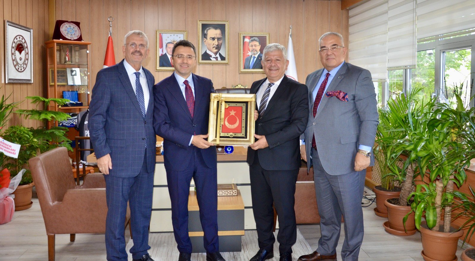 Sağlık Bilimleri Üniversitesi Rektörü Prof. Dr. Kemalettin Aydın, Kurucu Rektör Prof. Dr. Cevdet Erdöl ve Rektör Yardımcısı Prof. Dr. Mustafa Gerek, Tarım ve Orman Bakanlığı Personel Genel Müdürü Seyfullah Arslantürk'ü ziyaret etti