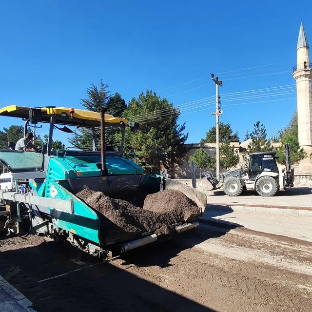 Avanos Belediyesi, Alaaddin Cami ile Taş Köprü arasında asfalt çalışması yapıyor