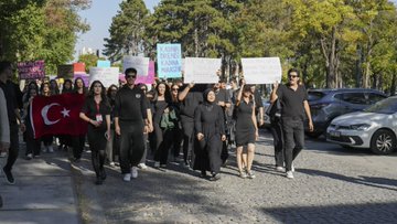 AGÜ Öğrencileri Kadına ve Çocuğa Yönelik Şiddeti Protesto Etti