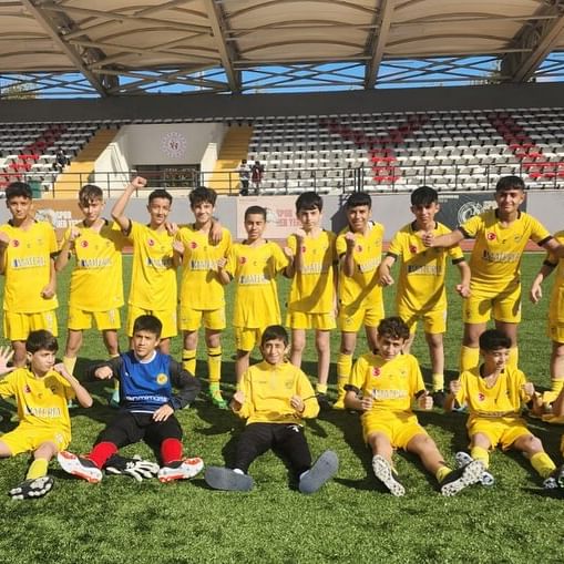 U14 Ligi 15. Grup 3. Hafta Maç Sonucu: Anadolu Esenyurt Spor, Öz Yarımburgaz Spor'u 5-1 mağlup etti.