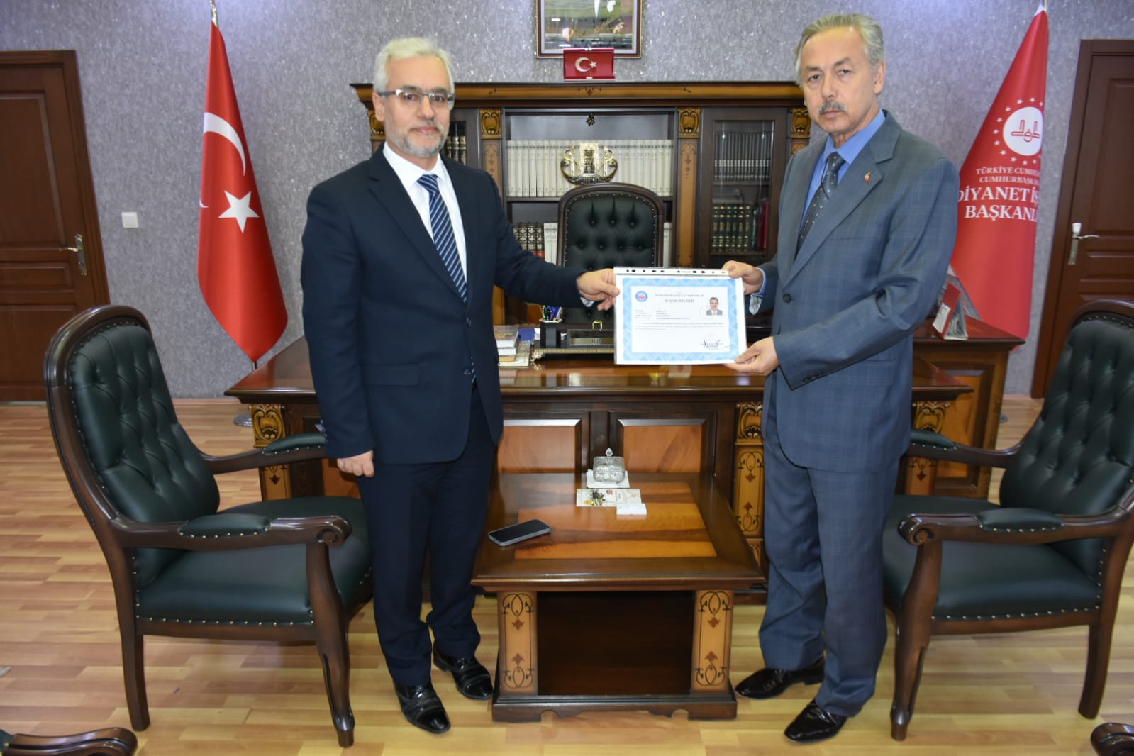 İlçe Müftüsü Dr. Mahmut AY'a Başarı Belgesi Takdim Edildi