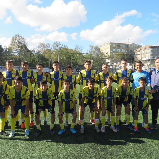 Genç Sporcuların Mücadele Ettiği U14 Maçı