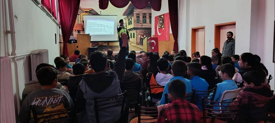 Akyurt İlçe Jandarma Komutanlığı Trafik Timleri Kozayağı İlköğretim Okulu'nda Trafik Eğitim Semineri Düzenledi