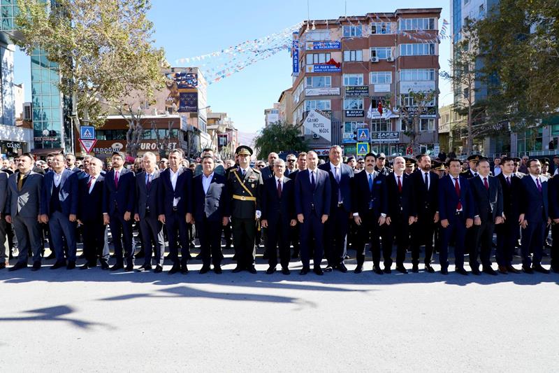 Valimiz Sayın Cahit ÇELİK, Cumhuriyet Bayramı'nda Atatürk Anıtına çelenk sundu