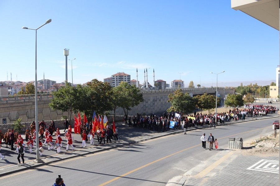 Kaymakamımız ve Akyurt Belediye Başkanı Cumhuriyet Bayramı Kortej Yürüyüşüne Katıldı