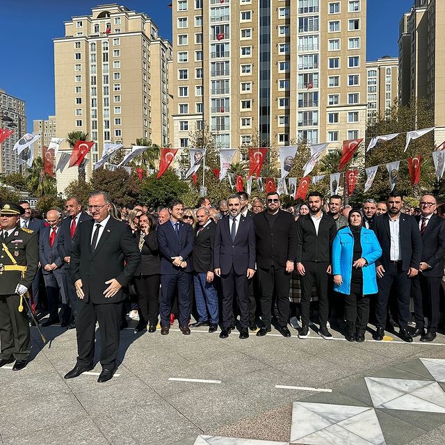 Ataşehir'de Cumhuriyetimizin 101. Yılı Dolayısıyla Çelenk Sunma Töreni Gerçekleştirildi