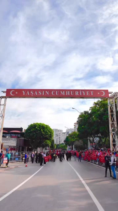 Adana Valisi, Cumhuriyet Bayramı coşkusuna katıldı