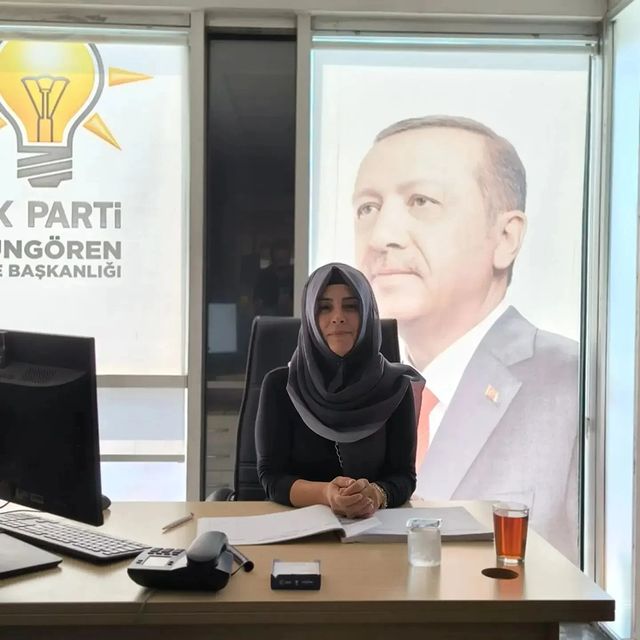 AK Parti Güngören İlçe Başkanlığı'nda Nöbet Tutan Remziye Danagöz