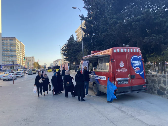 İBB, Esenyurt'ta Mobil Büfeler Açarak Hizmet Vermeye Devam Ediyor