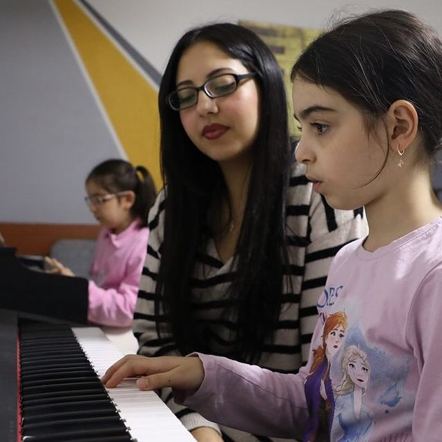 İstanbul Esenler Belediyesi Ücretsiz Sanat Eğitimleriyle Sanatseverleri Buluşturuyor