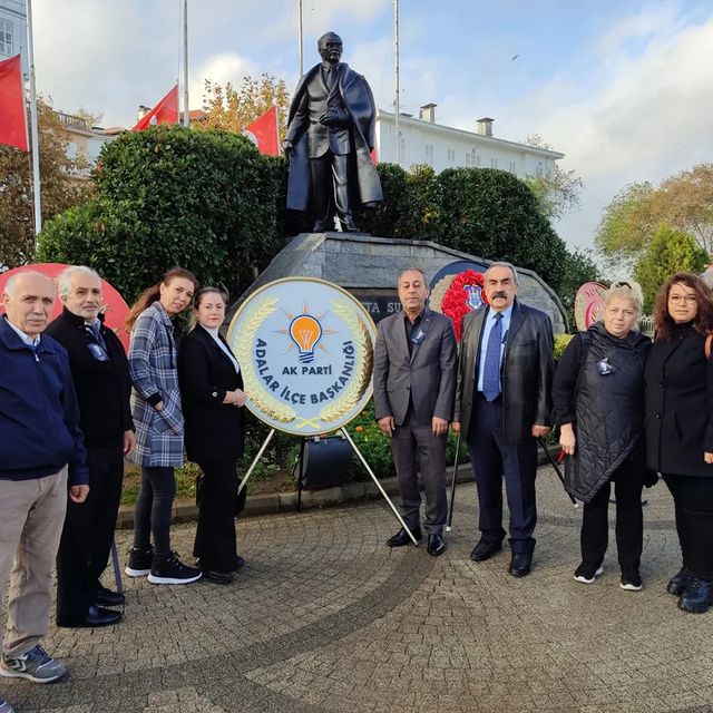 Adalar'da Atatürk Anıtı'na Çelenk Sunma Töreni Gerçekleştirildi