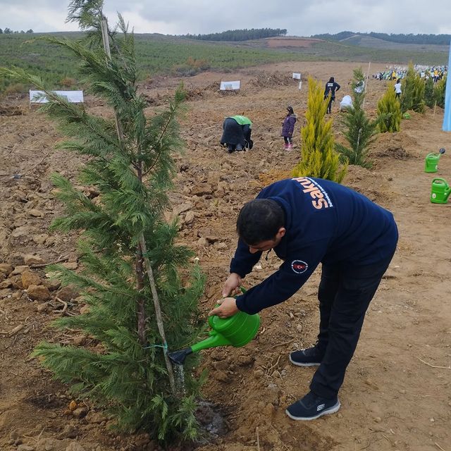 İstanbul Sultanbeyli Belediyesi “Geleceğe Nefes İnsanlığa Nefes” Projesiyle Fidan Dikim Etkinliği Düzenledi